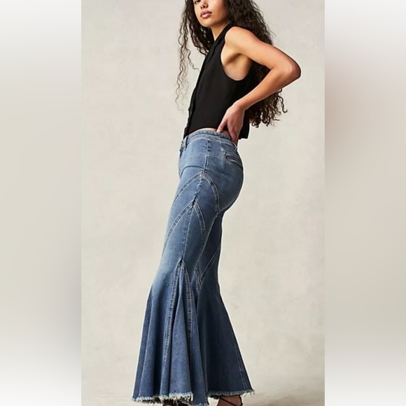 Free People Twirl On Mid Rise Crop Flare Jeans We The Free Frayed Hemlines Blue - Picture 4 of 6